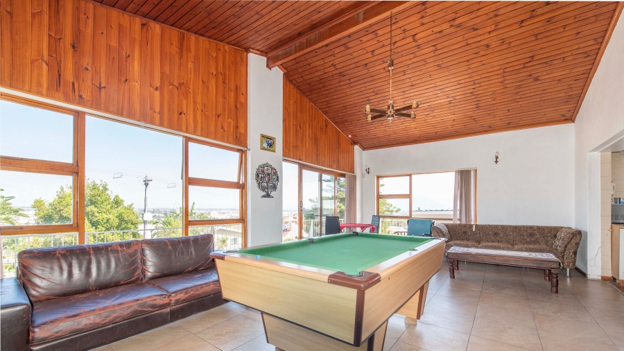 5 Bedroom Property for Sale in Avondale Western Cape